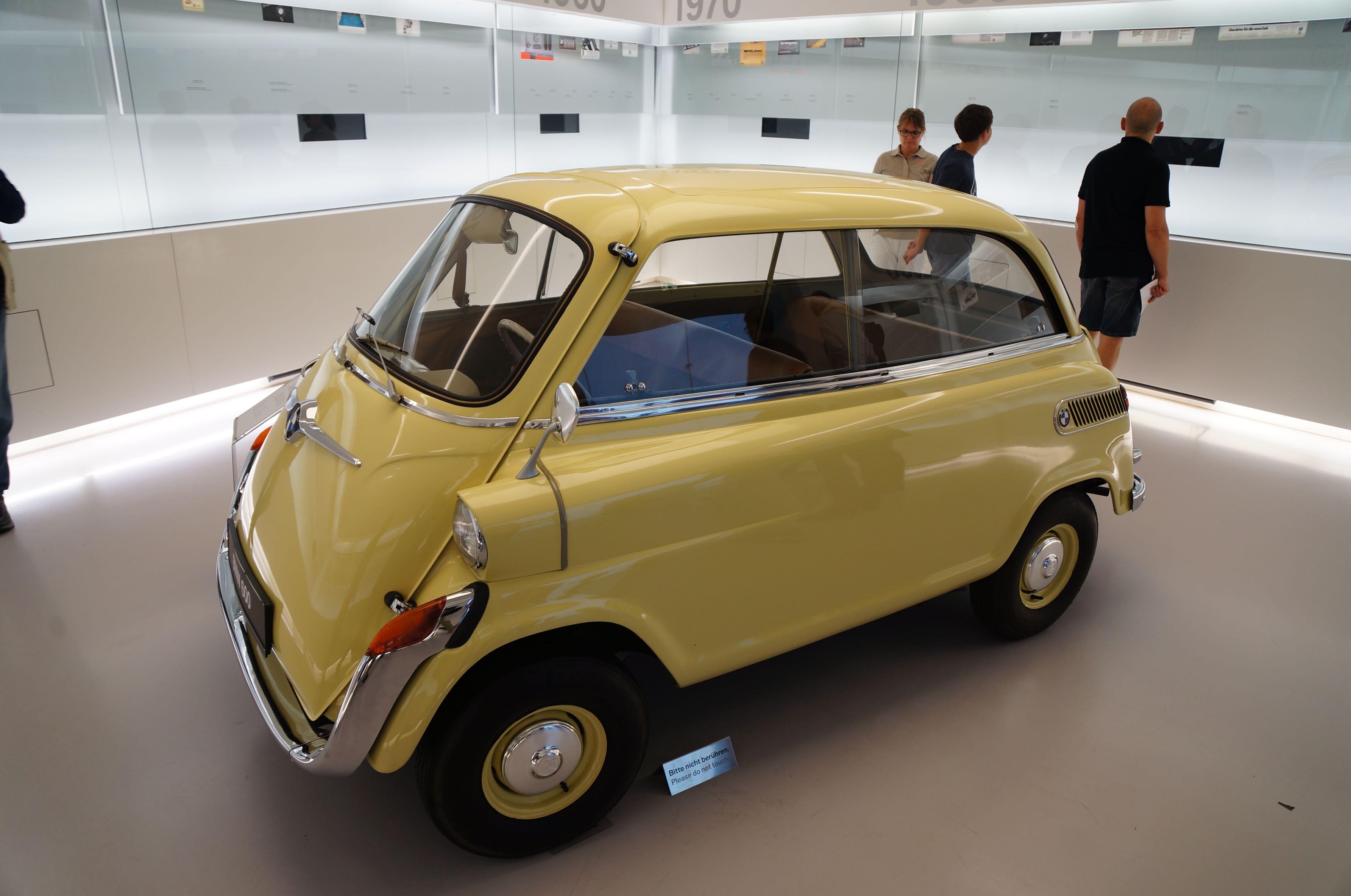 宝马自主研发,增大到4个座位的isetta 600.