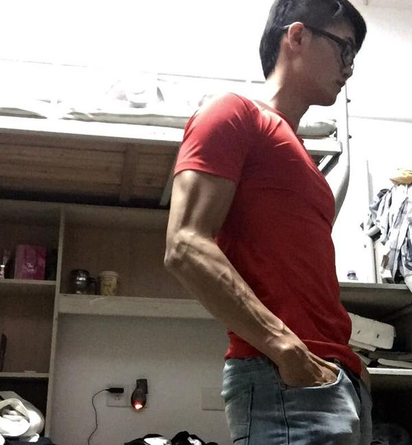 体型瘦弱的人长期健身变壮是一种什么体验?