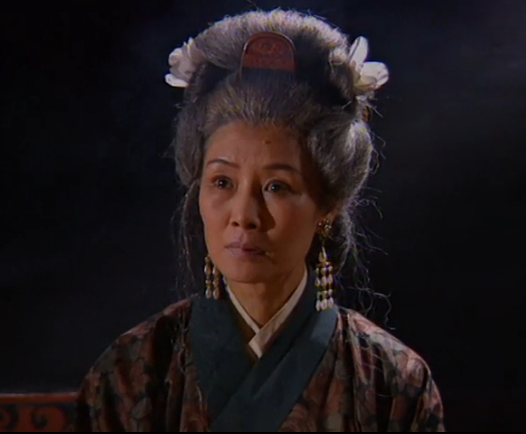 在央视版三国演义第二集十常侍乱政里,吕中老师饰演董太后,前后出场