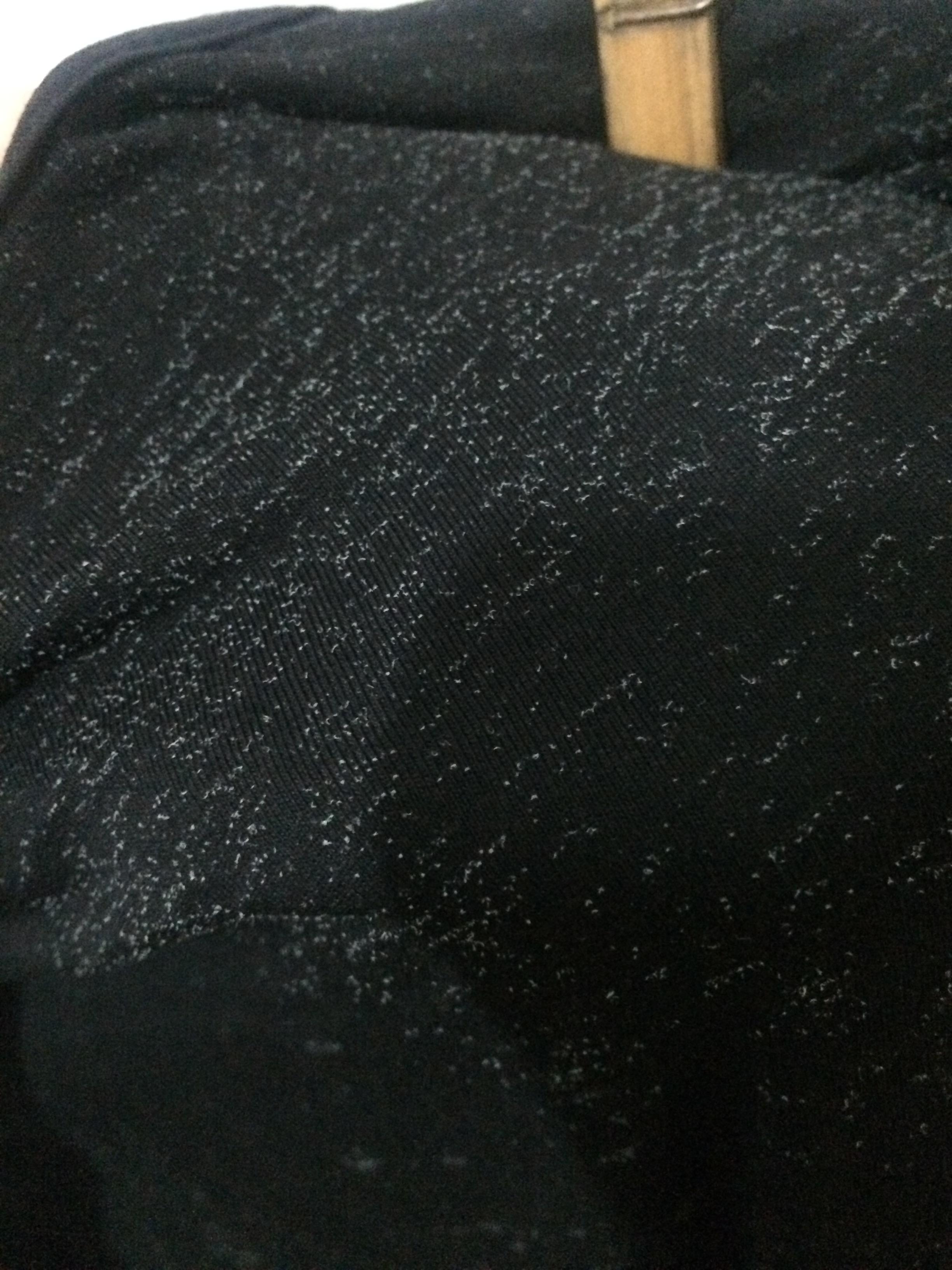 黑色衣服上会有白色的东西,怎么清理?