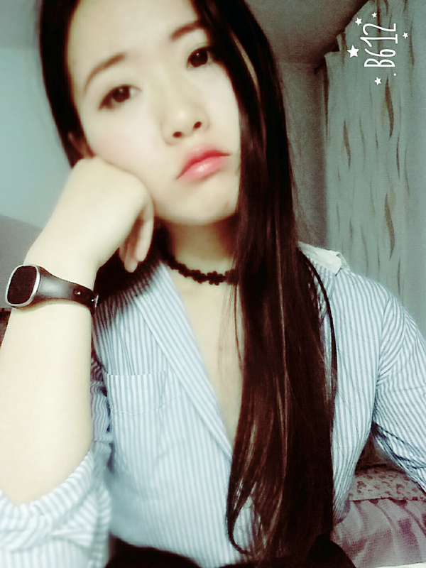 程度和脖子上配饰项链来烘托一下小性感的感觉(拍照那天懒得穿内衣,被