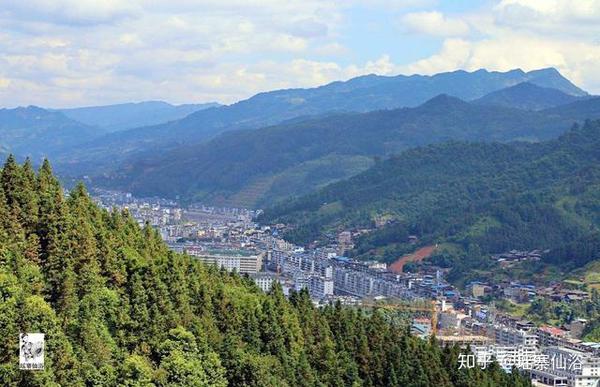 航拍从江县城,一个大山环抱的县城.