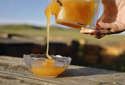 原来的蜂蜜直接吃吗？蜂蜜不会直接吃水吗？