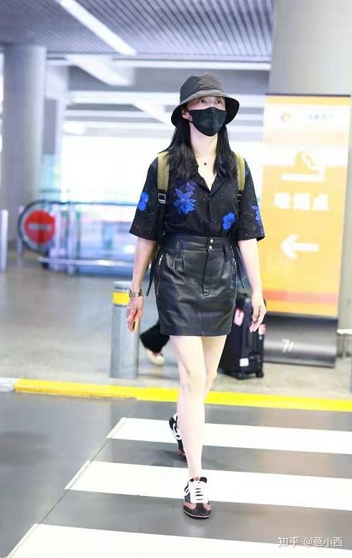 "姚晨"又现教科书式穿搭,衬衫 皮裙 渔夫帽,这3件套要火了