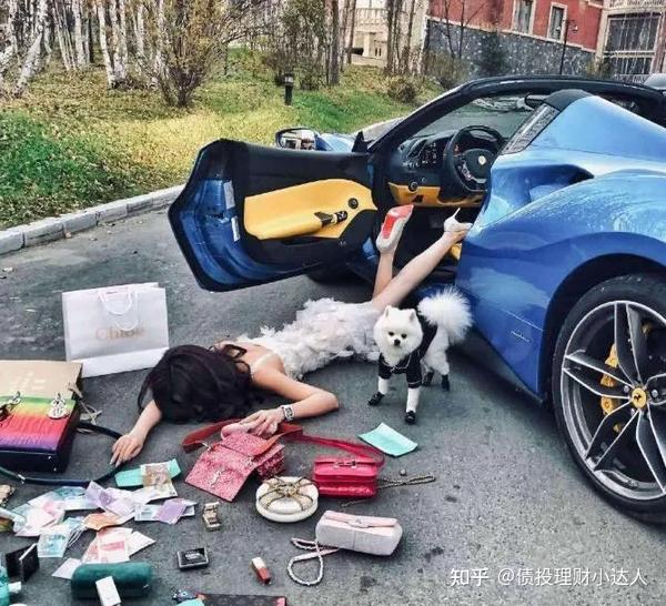 在搜索平台输入关键字 "炫富素材",结果页中出现了多条视频下载链接.