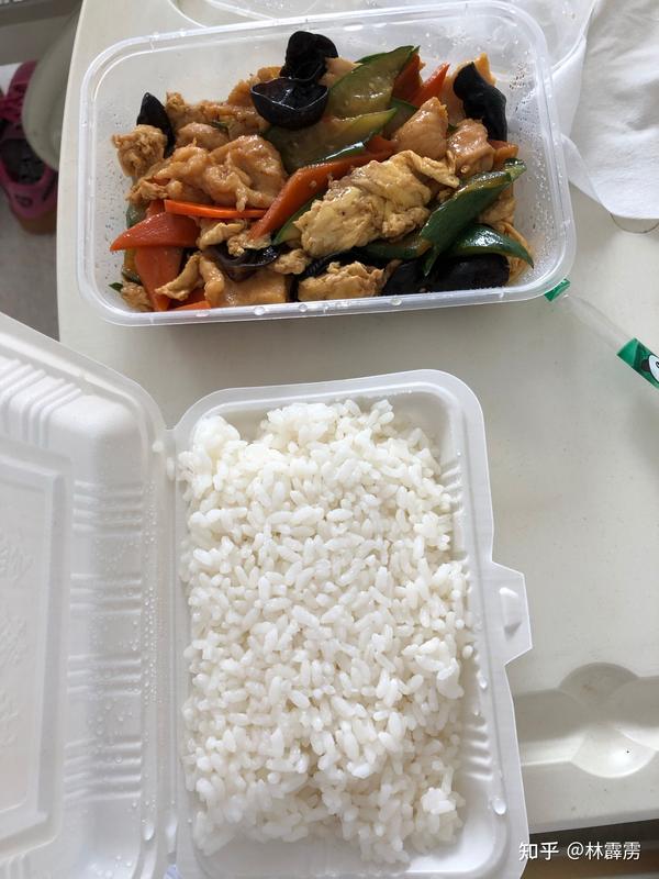 病号餐还不错,虽然选择不太多,但味道还行,就是有点儿咸.
