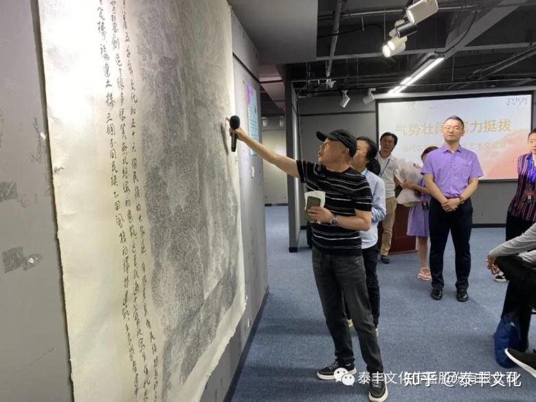 在这个特殊的日子里,主办方特力邀程建军先生现身交流会现场,透过画家