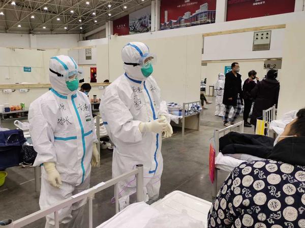 武汉客厅"方舱医院"里医护夫妻的情人节