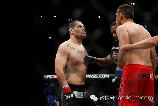 日在拉斯维加斯举行的ufc196的头条主赛将是法布雷西欧-温盾(fabricio