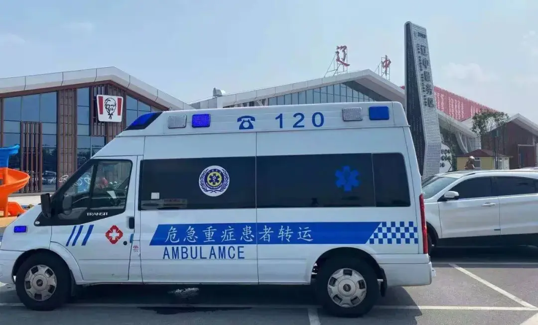 8月8日清晨一辆有着全套icu设备的救护车准时抵达了上海某三甲医院而
