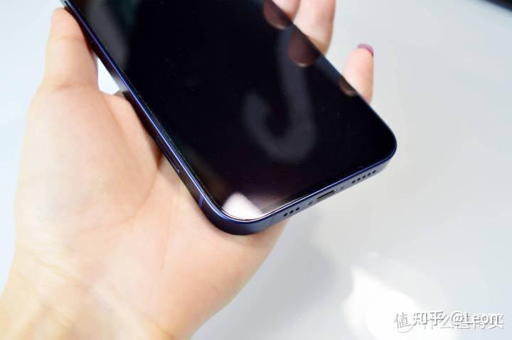 没有钢化膜容易翘起的白边,气泡会自动消失.