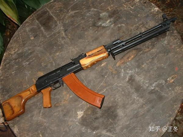 aks-74步枪的短枪管突击型,1979年开始生产,主要装备苏联空降部队