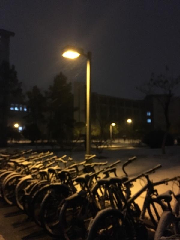 本来想拍路灯…因为下雪手在外面太冷了 没对好就匆匆拍下 后来意外