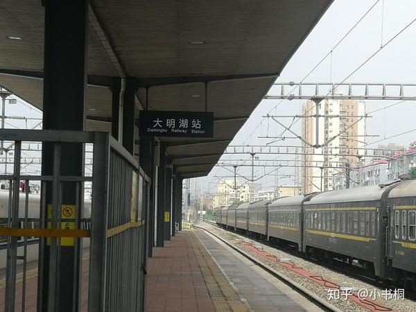 七分钟后,列车终于驶入济南站,停靠1站台.