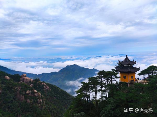 南无地藏王菩萨,祝大家旅途愉快,诸事顺利. 天台景区半山腰