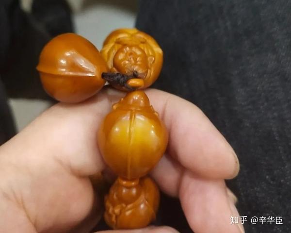 不过刚接触核雕的新手玩友也会误把橄榄核白色的核筋和筋眼误认为是