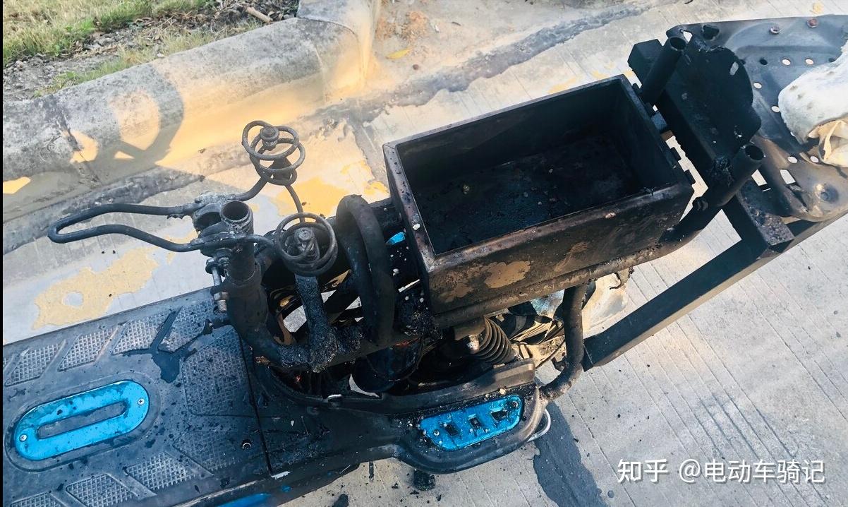 要探讨问题,就要先知道电动车电池的爆炸是怎么产生的,爆炸意味着