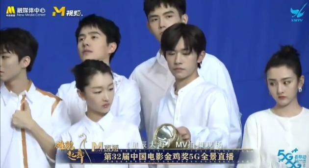 星辰大海演员合影,周冬雨放脚的位置成亮点,一旁的千玺也配合着