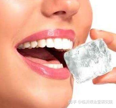 因为在咀嚼冰块的过程中,会刺激到牙齿内部的软