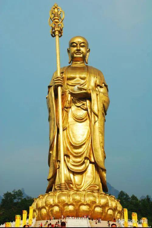 地藏菩萨 唐朝的时候,新罗(朝鲜古国)有位僧人姓金, 来到九华山修行