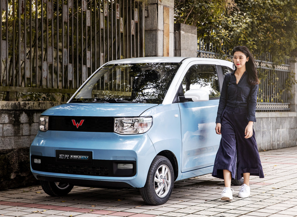 98万的五菱宏光mini ev,续航只有120km你愿意买单吗?