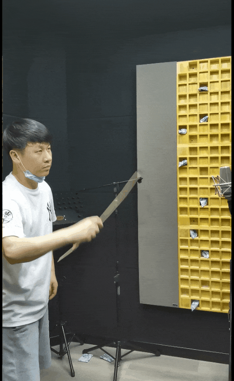 制作团队尽量不去使用音效库中的素材,而是用实录的方式