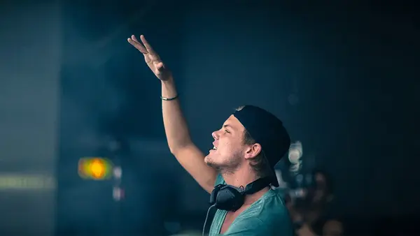 瑞典著名dj阿维奇(avicii)在多年饱受酒精滥用和焦虑的折磨之后用破