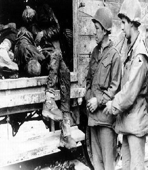 美国士兵注视着死亡列车上的犹太人尸体