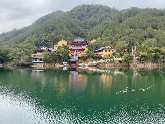 浙江省云和县"最独特"的寺庙,有300多年历史,坐船才能