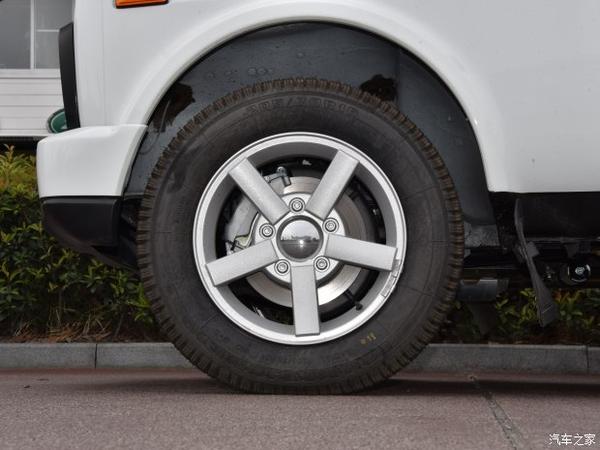 轮胎方面,该车用的是kama的205/70 r16越野花纹轮胎.