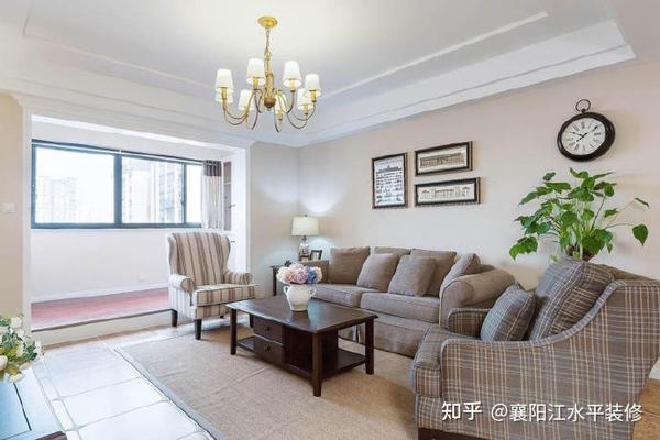 因为选择了中央空调,客厅就做了双眼皮吊顶的设计,简单又有轮廓感.