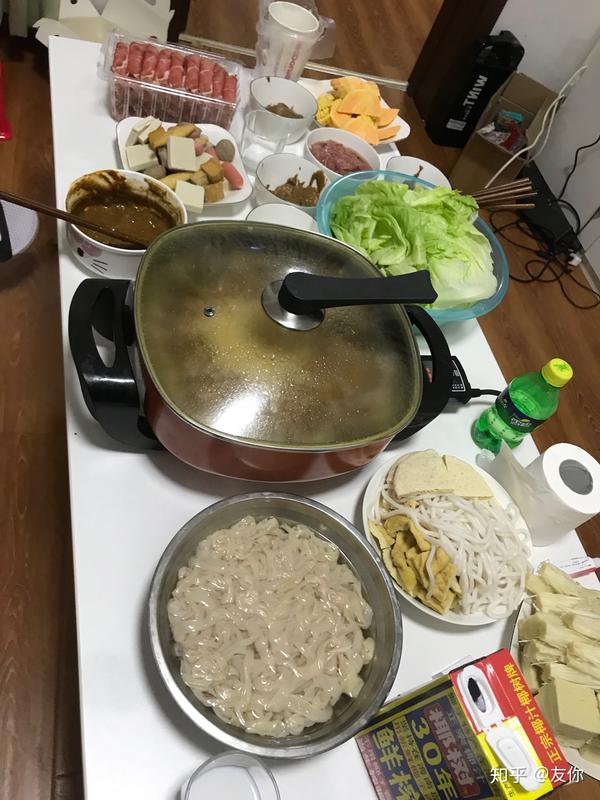 吃火锅这天我和那个女生去逛街 然后回家就可以准备吃饭啦 买完衣服