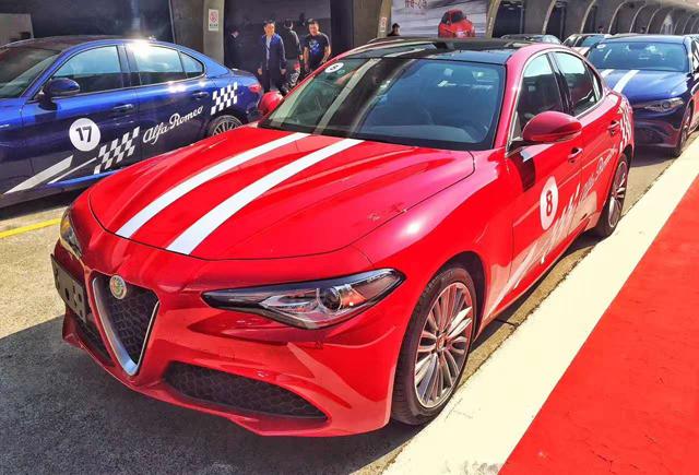 性感小野兽f1赛道试驾阿尔法罗密欧giulia