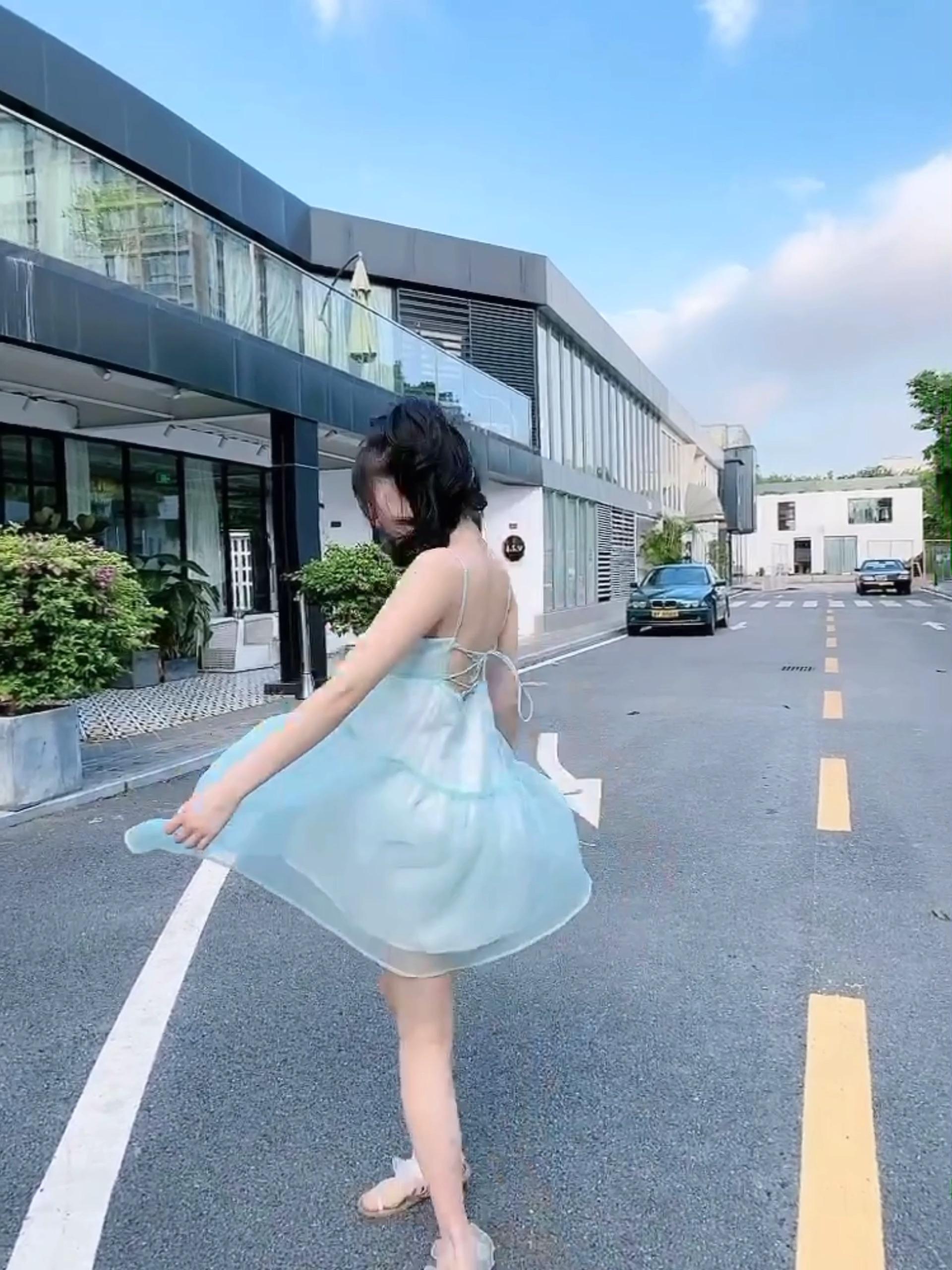 请问作为一个长得漂亮,身材又好,腿又长,胸又大的女生