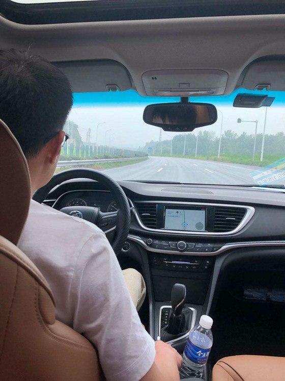 车辆行驶过程中,在后排拍照的话,有一种很浓郁的家庭氛围