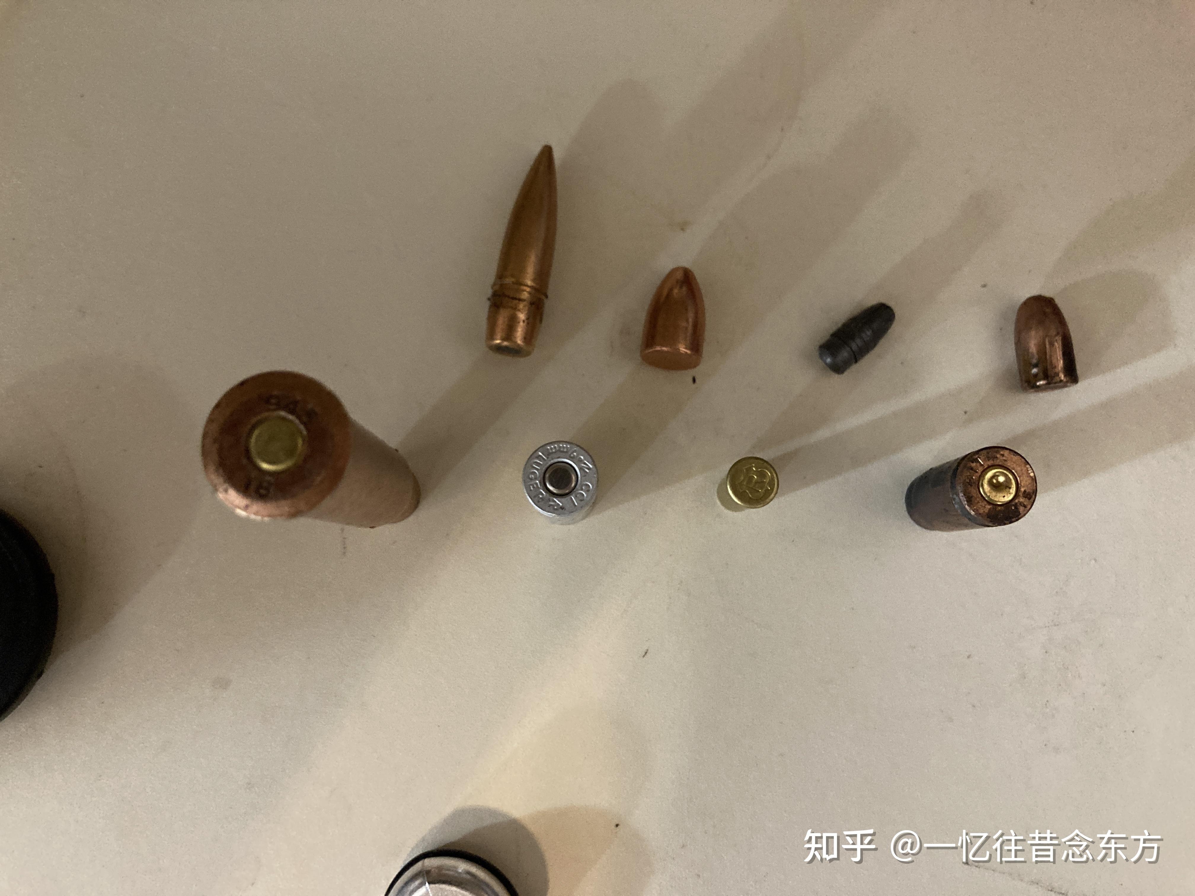 这个模具大致分为四个部件:通用型固定环,弹壳修边刀(如果弹壳不规整