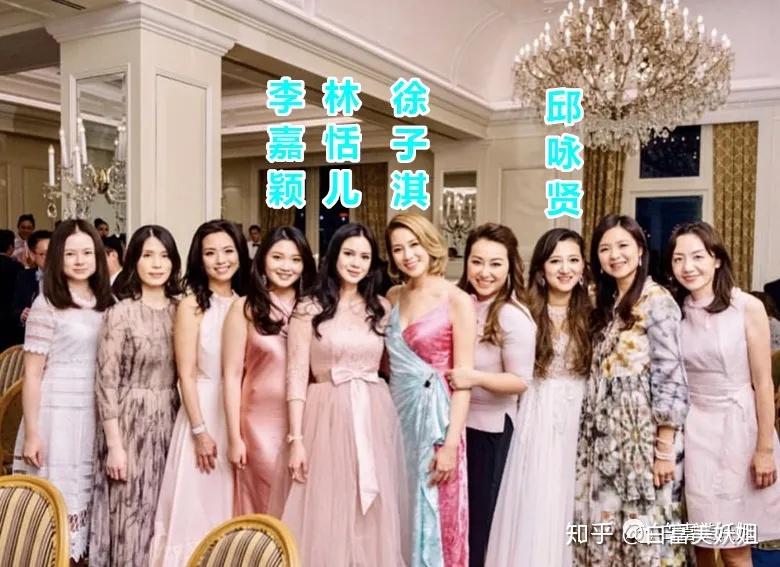 右边中间这两位大家应该很熟悉,富力千金李嘉颖和香江公子刘根森.