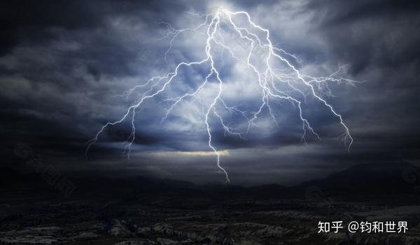 5月5日,湖北武汉暴雨中电闪雷鸣,据统计12小时内发生了近14万次闪电.