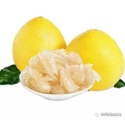在柚子的物体中含果胶物质,其可以降低低密度脂蛋白,不仅可以帮助心