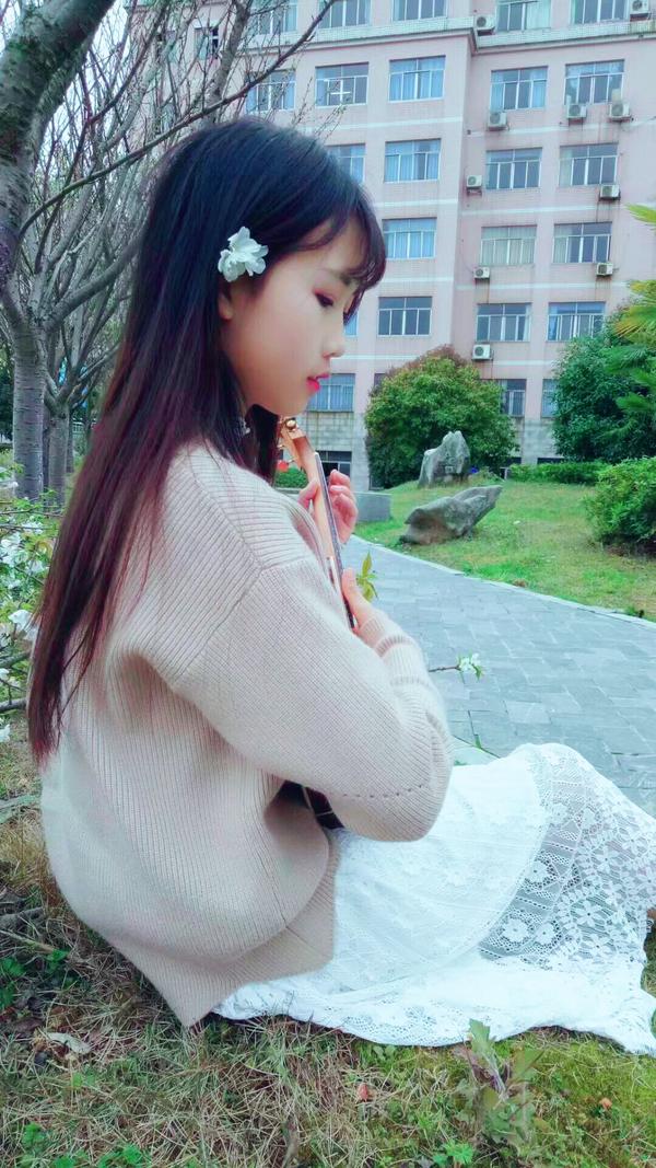 今天刚刚被人夸我女朋友漂亮,刚好看到这个话题.