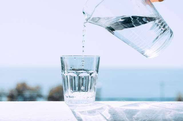 夏天健康喝水的最佳秘籍一杯干净水背后的真相