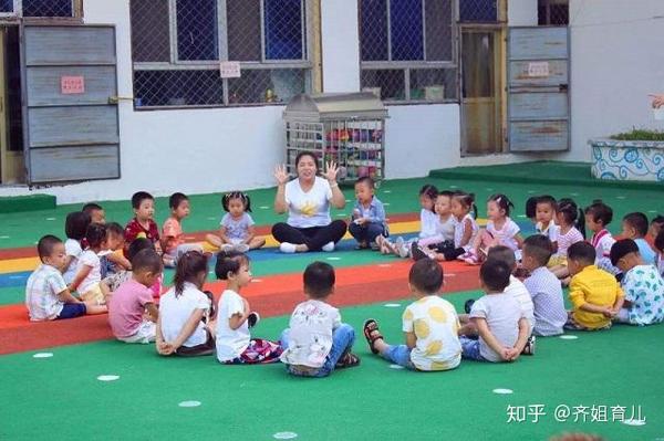 宝妈私下吐槽幼儿园老师,不小心发到家长群,几天后孩子被劝退