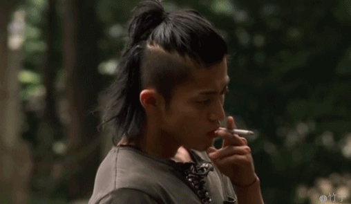 有哪些男星抽烟很帅?