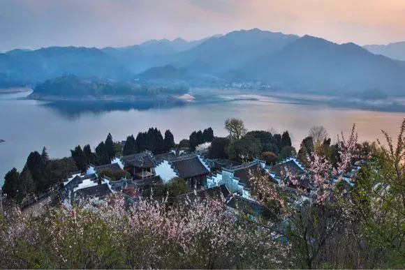 沃洲湖风景名胜区位于浙江新昌县城东南12公里处,因沃洲山而名, 景区