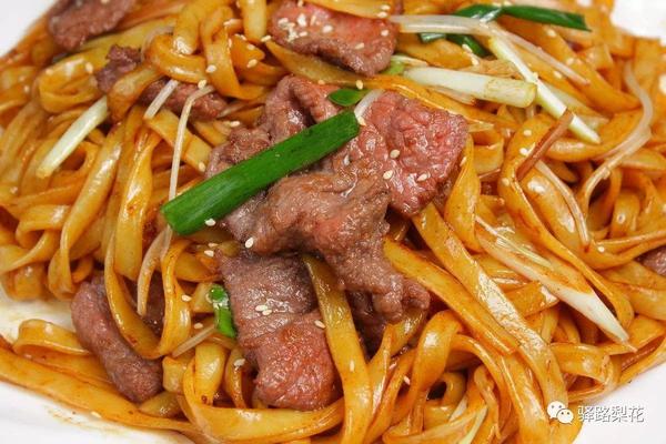 炒细米粉 (这道菜在餐厅里面的正经名字叫做:干炒牛河,就是牛肉炒河粉