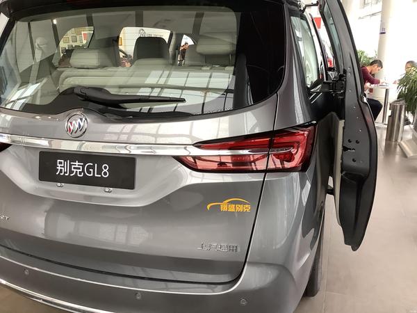 2021款别克gl8陆上公务舱到店,2.0t 9at配双色内饰,油耗7.8l