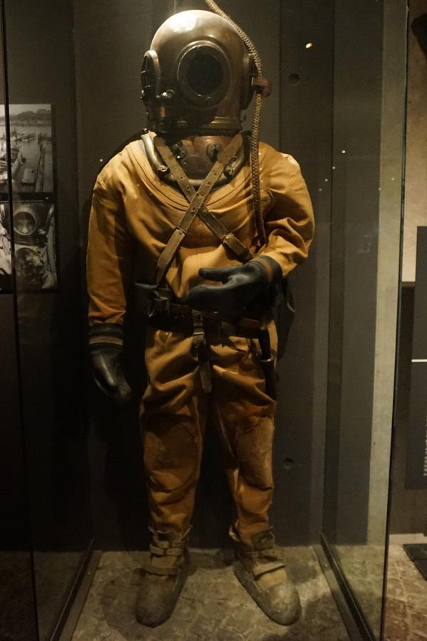 3 vasa号沉船博物馆内陈列的上世纪潜水服,其潜水头盔造型与现代的