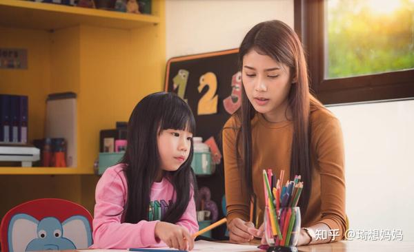 不高的妈妈,总觉得孩子的学习是自己插不上手的,所以一看到孩子写作业