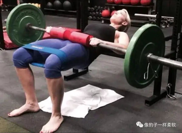 动作在公众号训练部位一栏都有,所有的臀大肌训练都是以髋屈髋伸为主