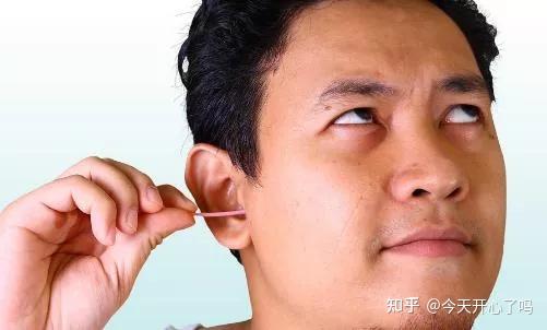 硬块阻塞外耳道,形成叮聆栓塞,从而出现耳鸣,听力下降,甚至头晕等症状